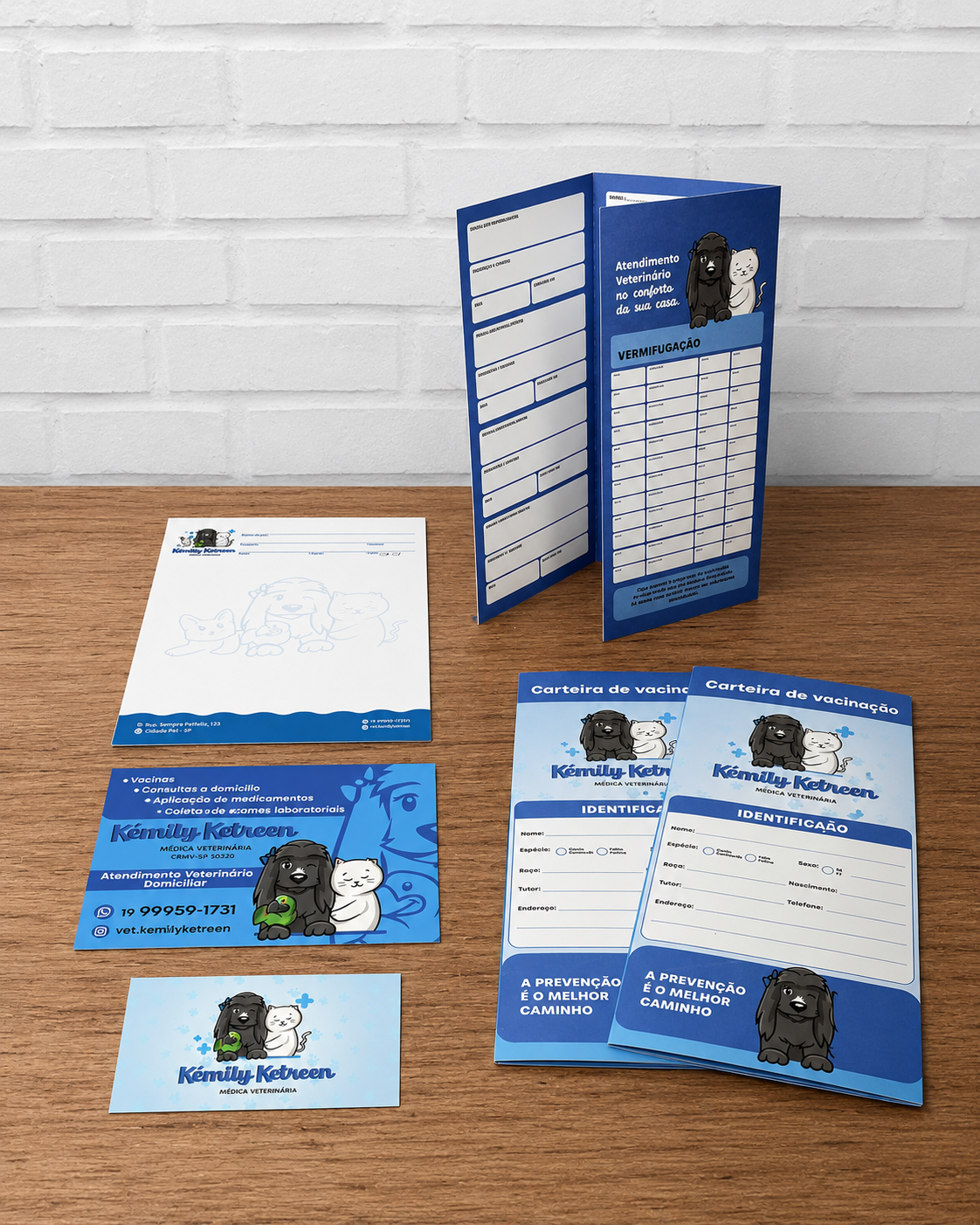 Composição de impressos personalizados para clínicas: carteiras de vacinação, cartões e materiais veterinários
